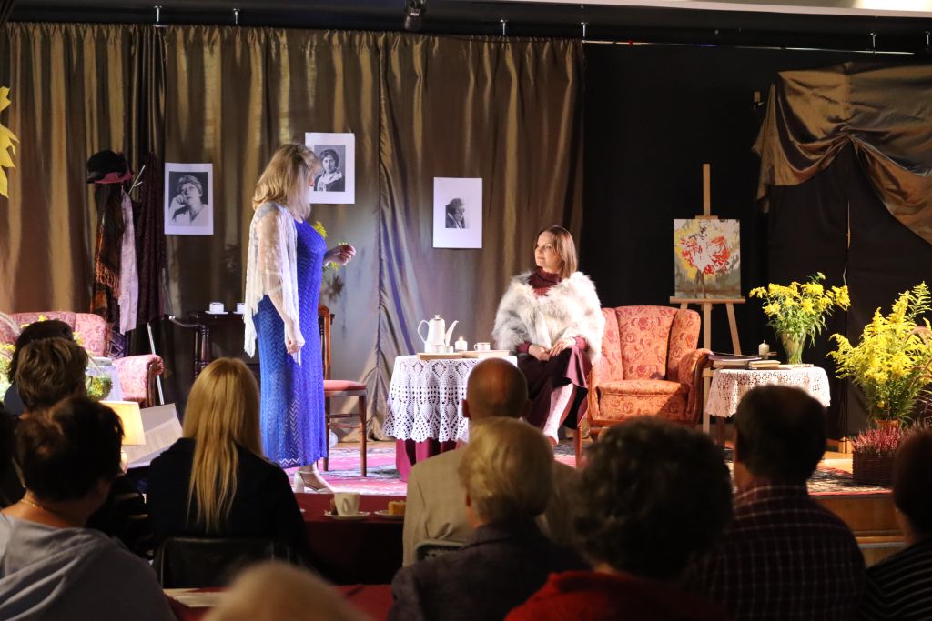 Inaugaracja UTW „O pocałunku, który jest w niebie”Grupa Teatralna Trzeci Dzwonek-min