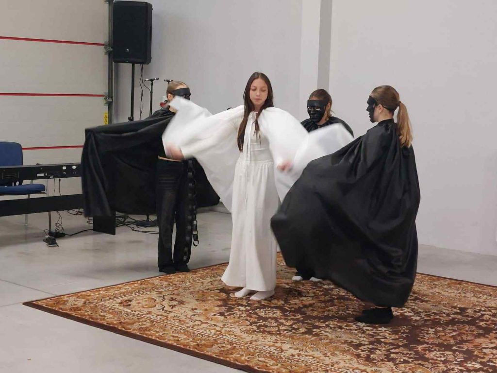 występ dziewczyny na scenie