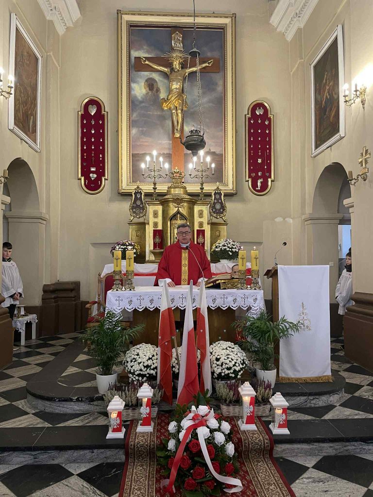 Ksiądz przy ołtarzu