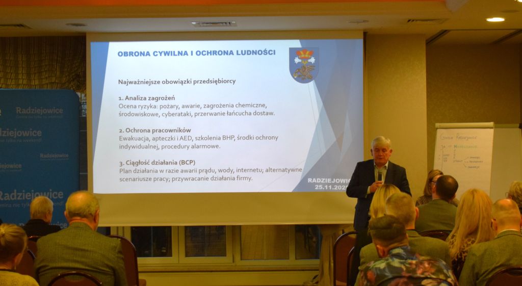 Starczy mężczyzna prowadzi prelekcje