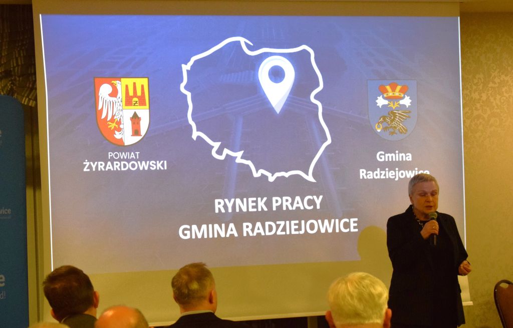 Kobieta prowadzi prelekcję