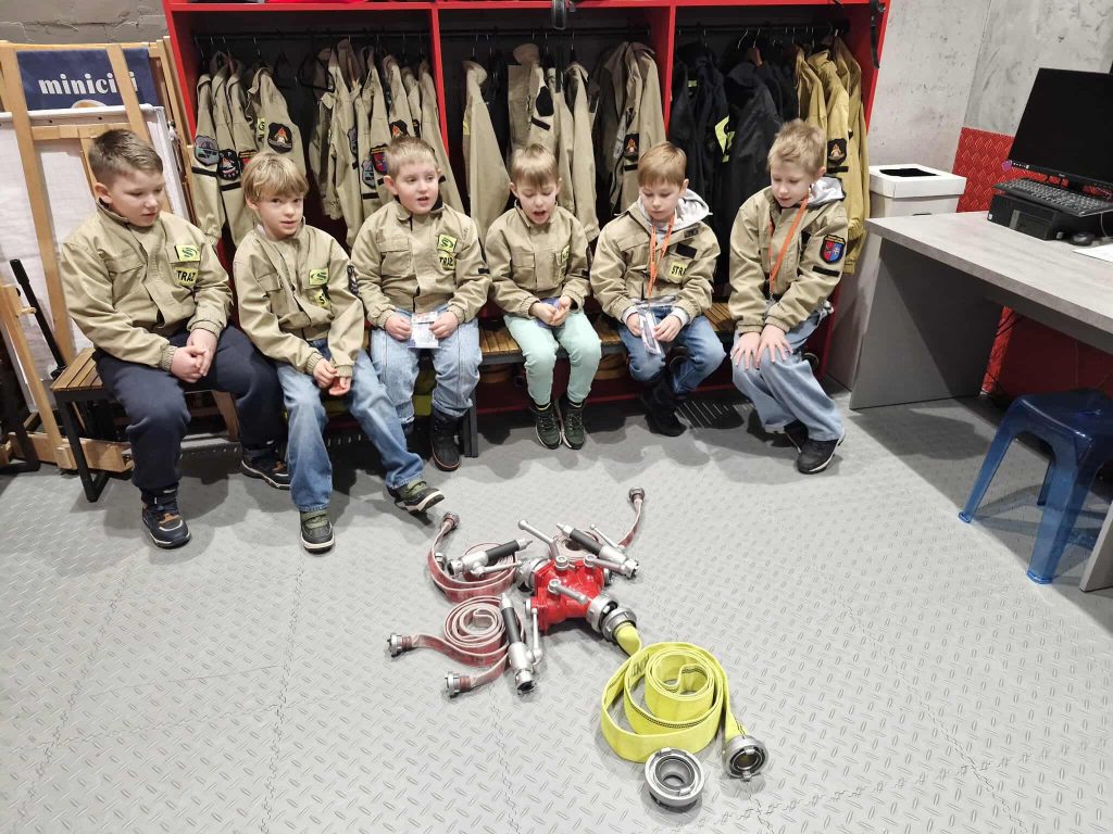 Półkolonie w gminie. Zwiedzanie remizy strażackiej.