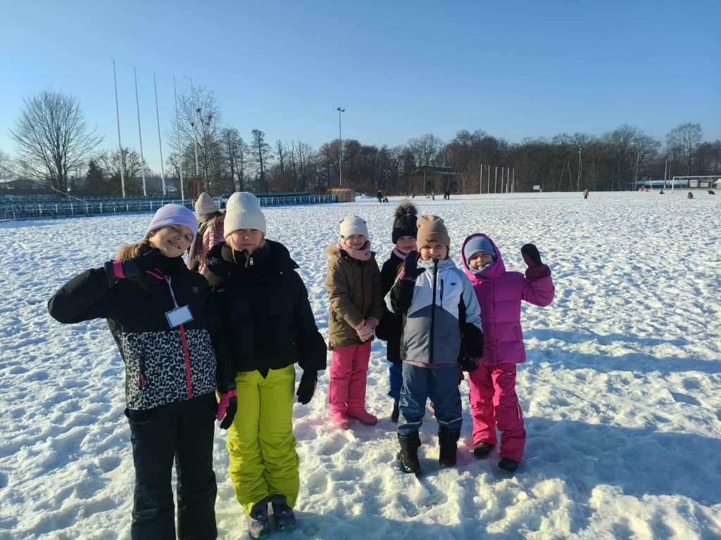 Półkolonie w gminie. Dzieci bawią się na śniegu.