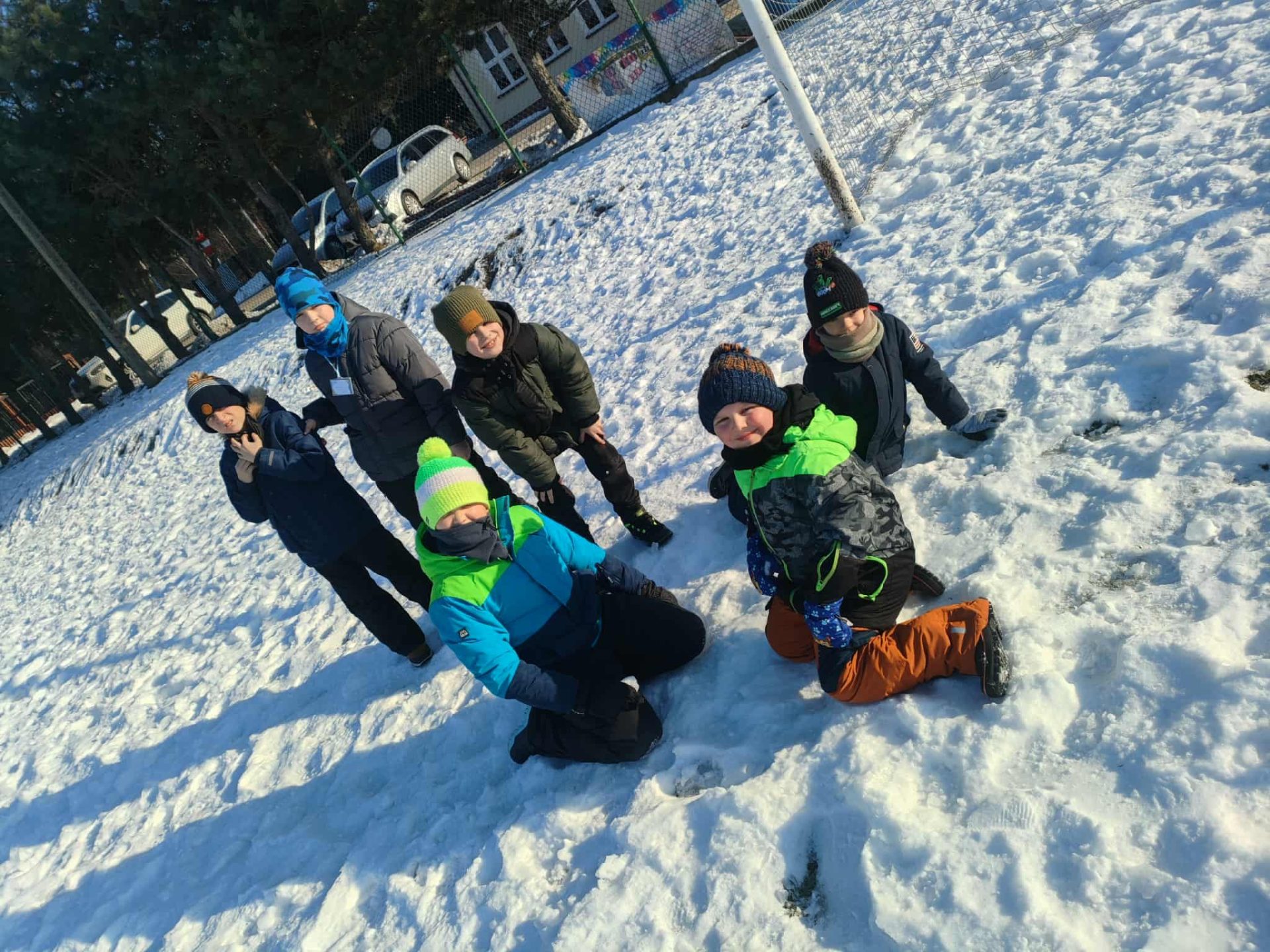 Półkolonie w gminie. Zabawy na śniegu.