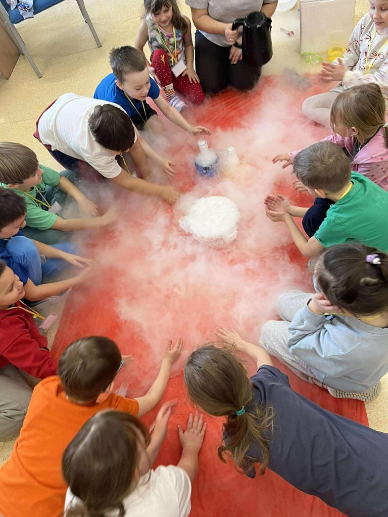 Półkolonie w gminie. Zajęcia z fizyki. Doświadzczenia.