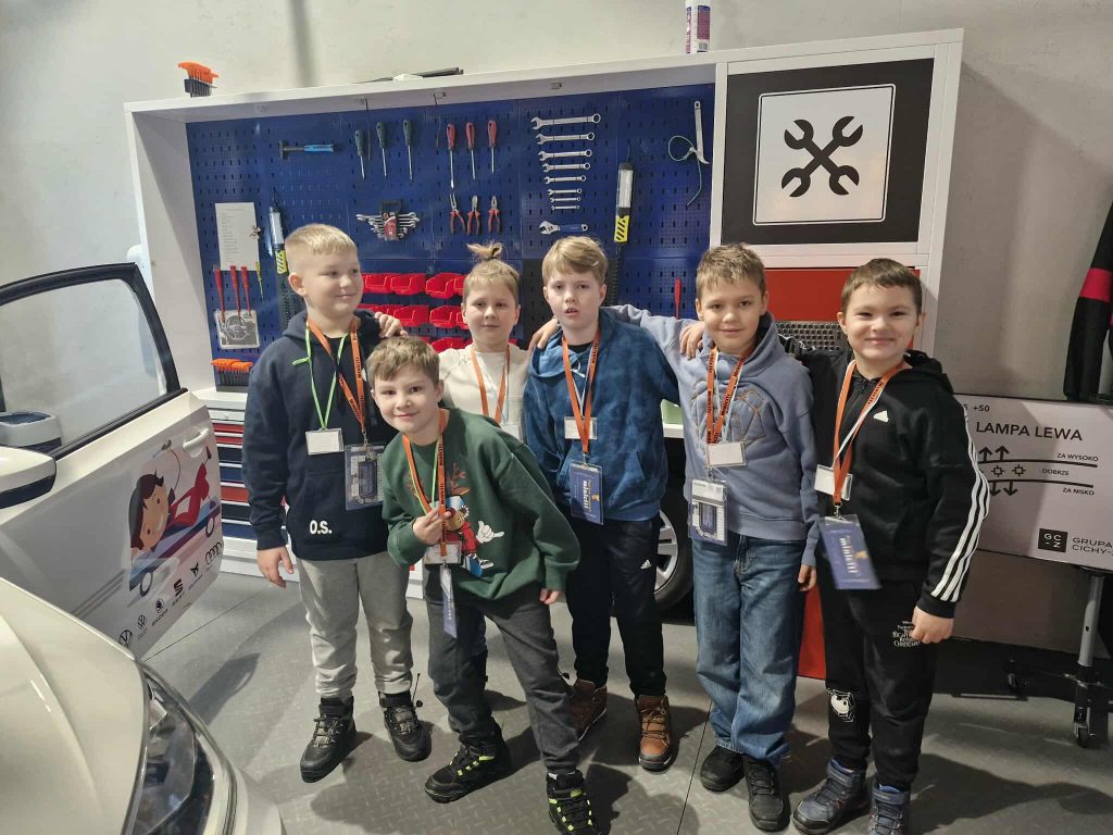 Półkolonie w gminie. Dzieci bawią się.