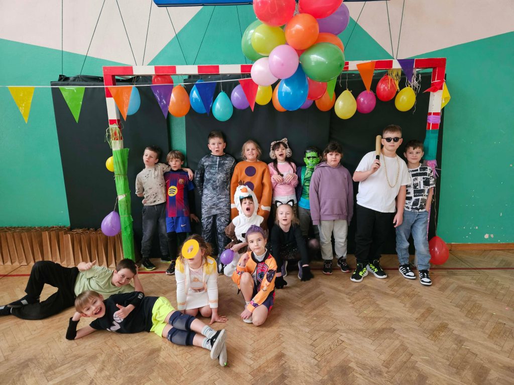 Półkolonie w gminie. Dzieci bawią się.