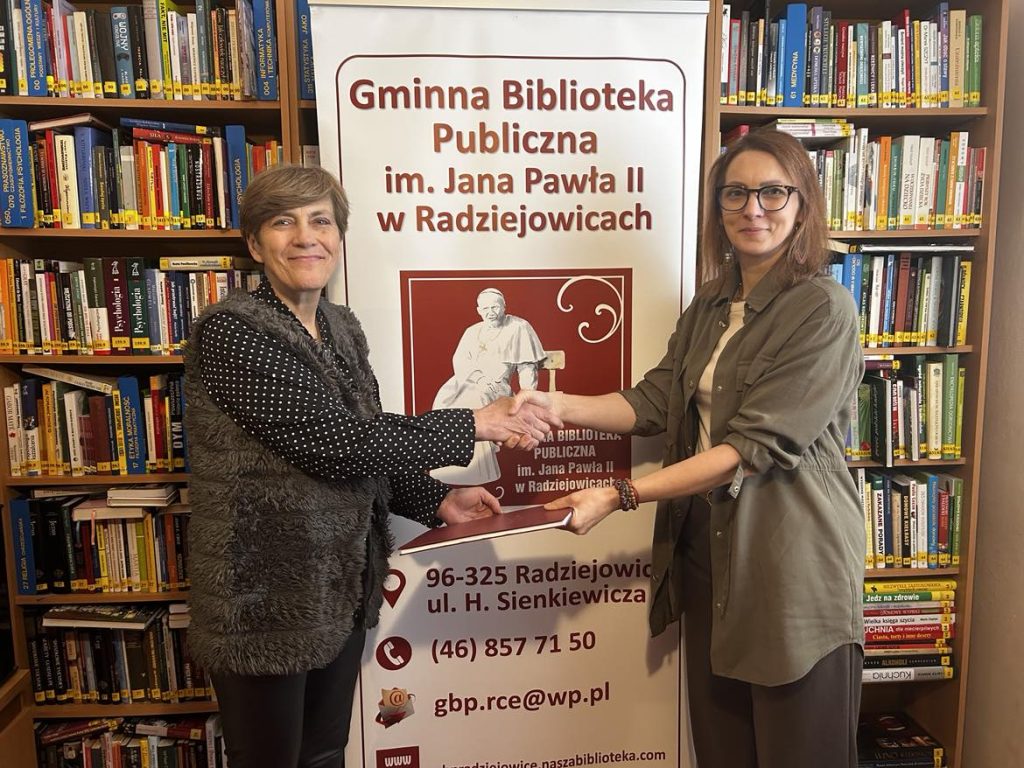 Zdjęcie kobiet. Dyrektor Biblioteki, Zastępca Wójta, Dyrektor Gminnego Centrum Oświaty. 