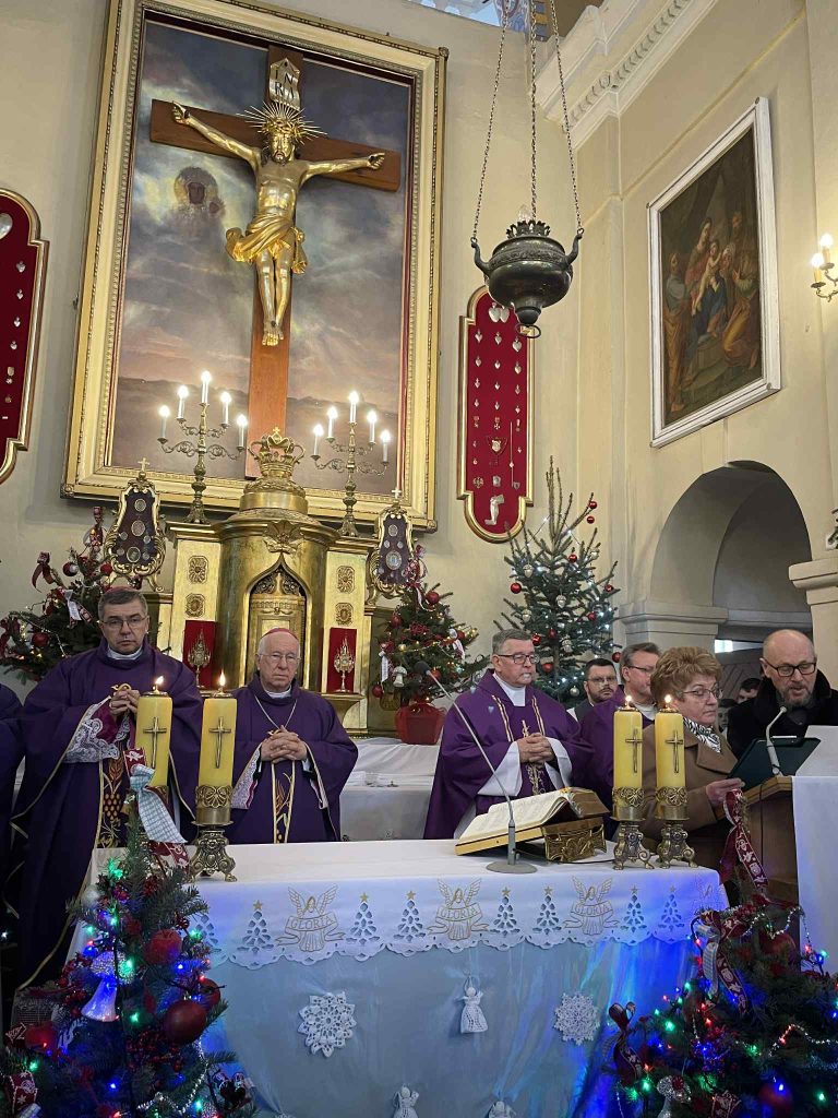 Duchowni przy ołtarzu podczas liturgii pogrzebowej