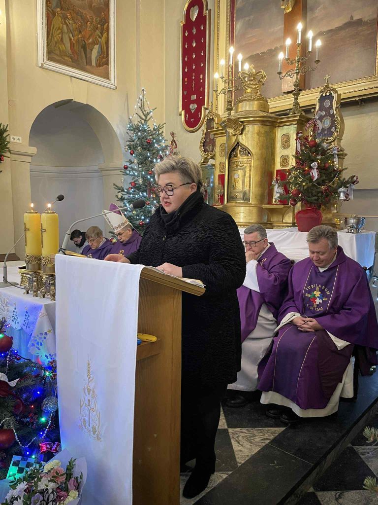 Kobieta przemawiająca z ambony podczas nabożeństwa