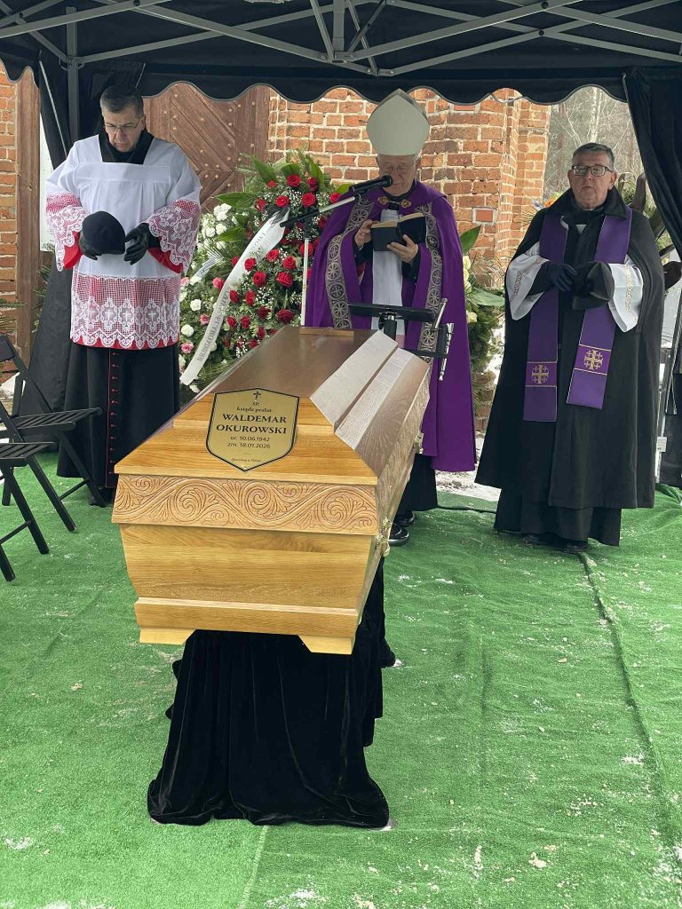 Modlitwa trzech duchownych nad trumną pod namiotem pogrzebowym