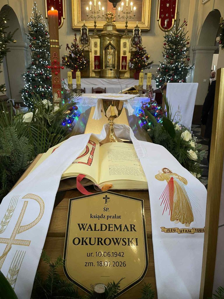 Stuła, kielich i księga położone na trumnie ks. Waldemara Okurowskiego