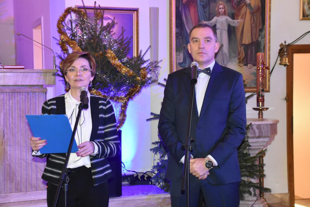 Wójt Gminy Radziejowice - Artur Jankowski oraz pani Iwona Gradecka z Gminnego Centrum Kultury Powozownia jako gospodarze wydarzenia