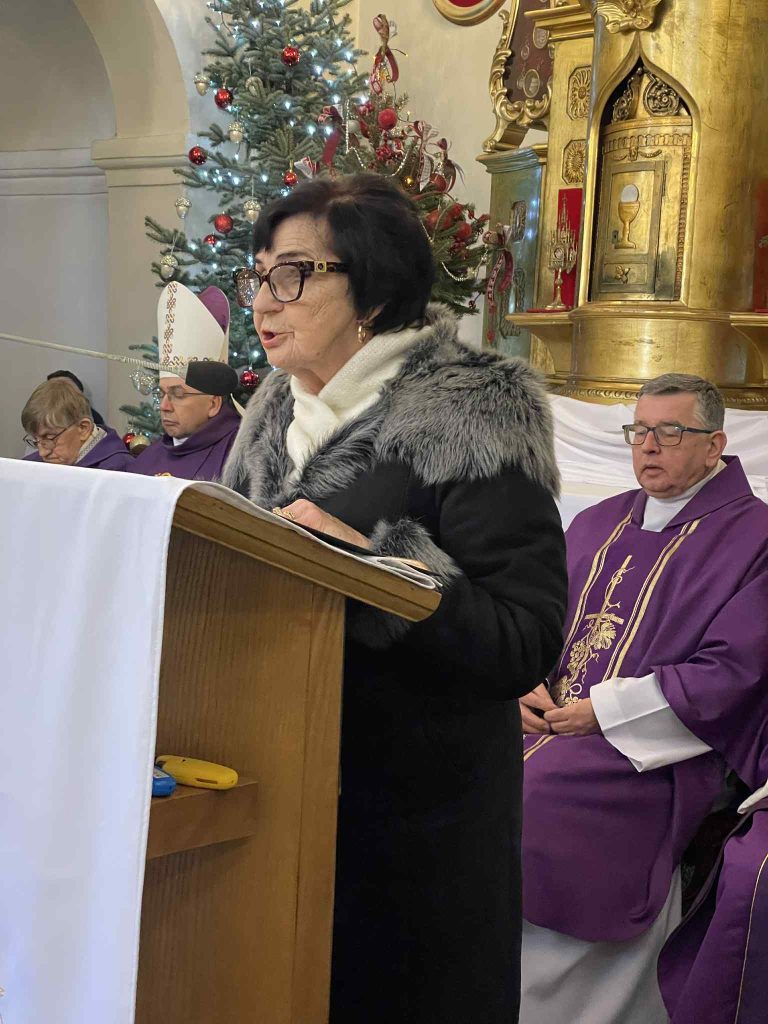 Zbliżenie na kobietę czytającą tekst przy kościelnej ambonie