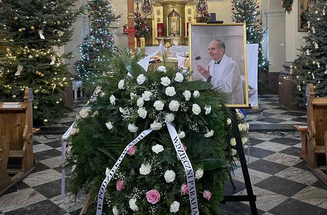 portret księdza i wieniec