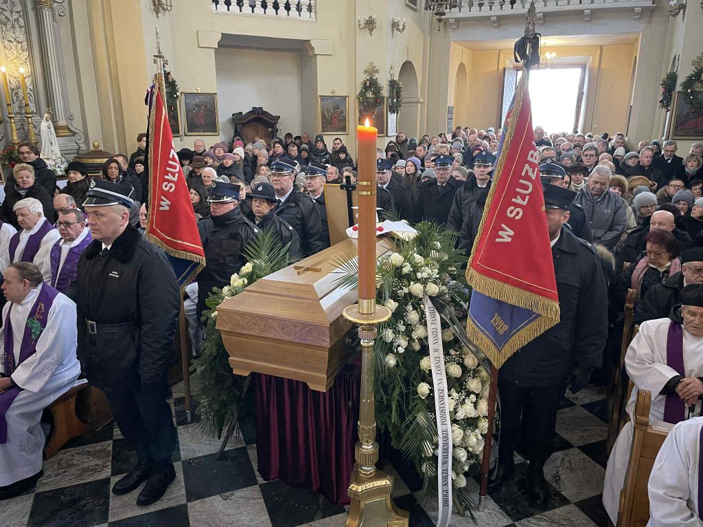poczty sztandarowe przy trumnie