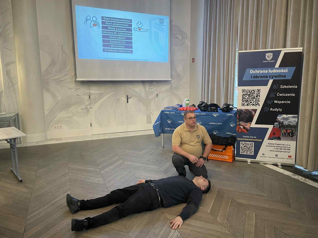 Instruktor pokazuje zasady udzielania pierwszej pomocy podczas szkolenia...