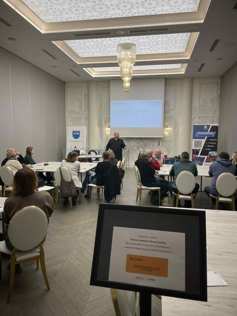 Tabliczka informacyja, w tle szkolenie