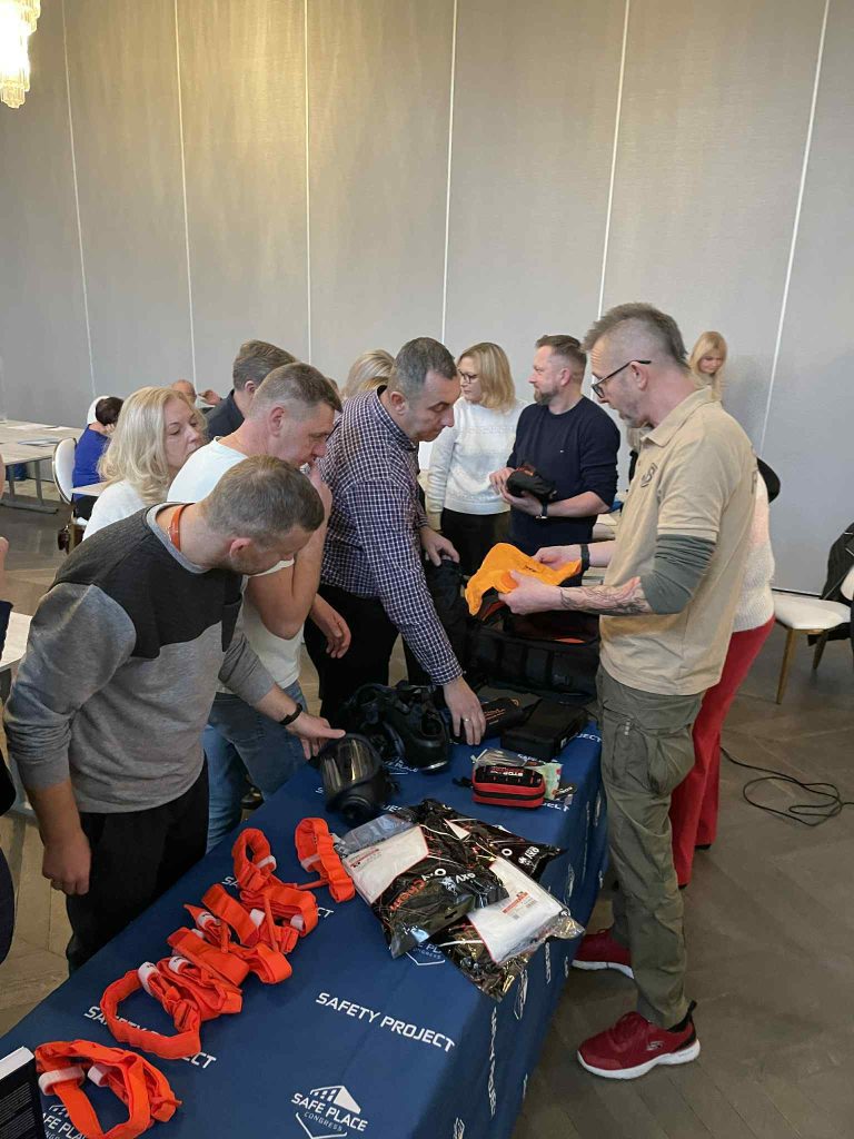 Uczestnicy szkolenia oglądają sprzęt ratowniczy i maski przeciwgazowe