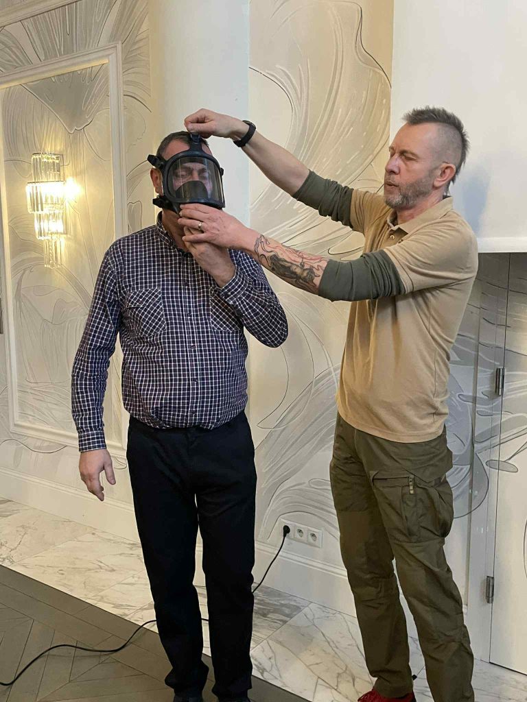 Zakładanie maski przeciwgazowej