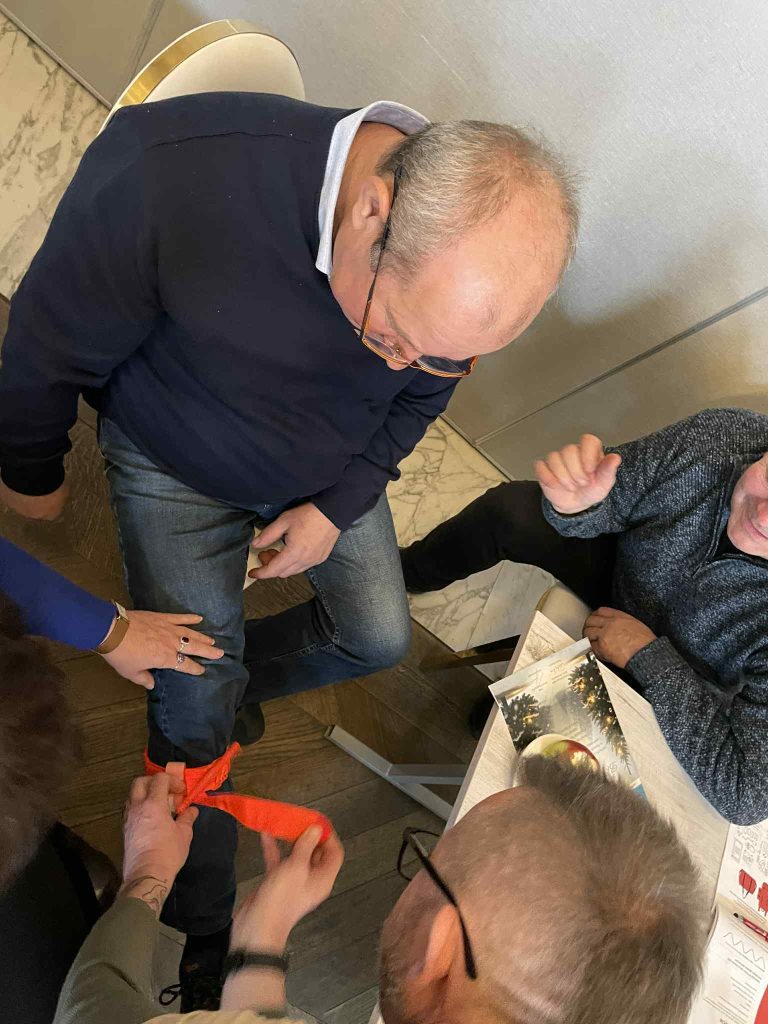 Zakładanie opaski uciskowej na noge