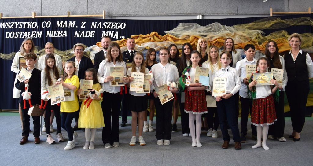 01 Grupowe zdjęcie uczniów i gości