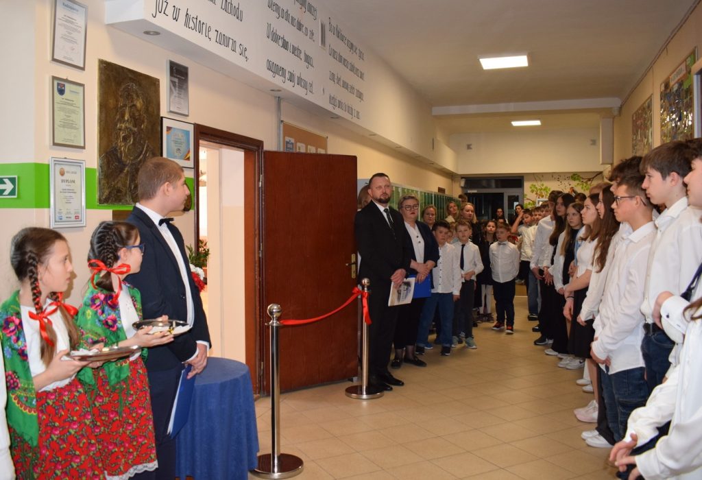 02 Przemówienie Dyrektora szkoły przed otwarciem sali