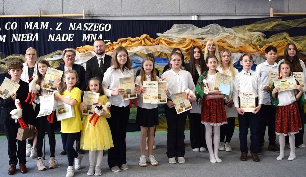 15 Uczniowie szkoły z dyplomami