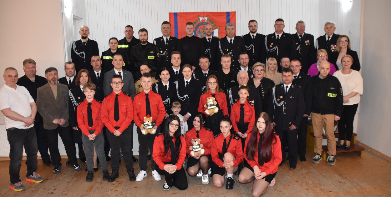 Pamiątkowe zdjęcie grupowe wszystkich uczestników zebrania strażaków, MDP, władz gminy i zaproszonych gości.