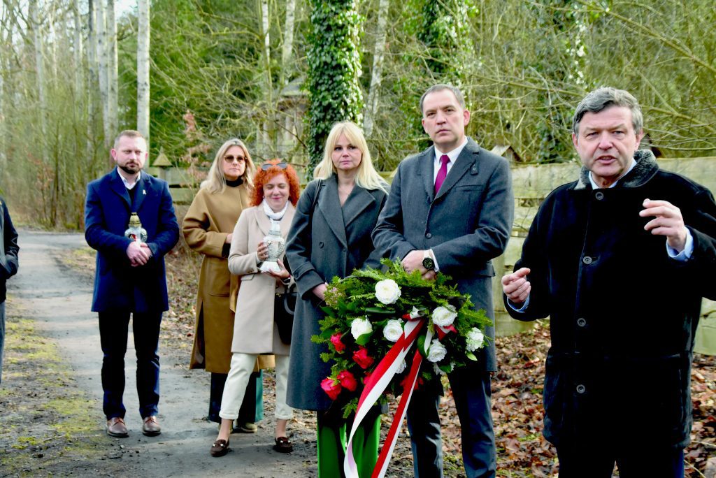Przedstawiciele Gminy Radziejowice z wieńcem podczas uroczystości