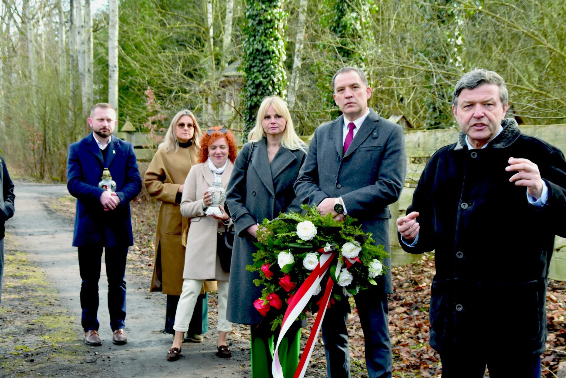 Przedstawiciele Gminy Radziejowice z wieńcem podczas uroczystości