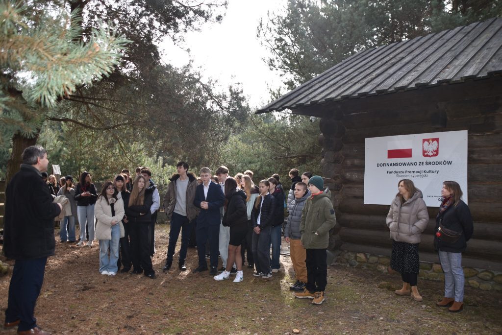 Spotkanie młodzieży z przewodnikiem w Skansenie Syberyjskim
