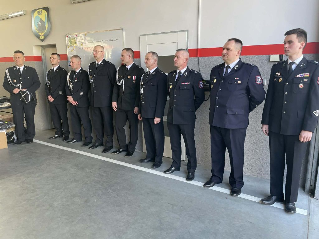 Strażacy w ubraniach galowych