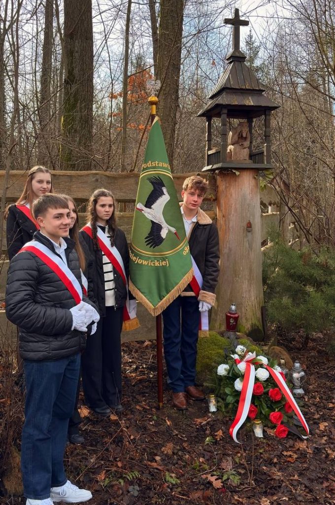 Szkolny poczet sztandarowy przy wieńcu pod kapliczką