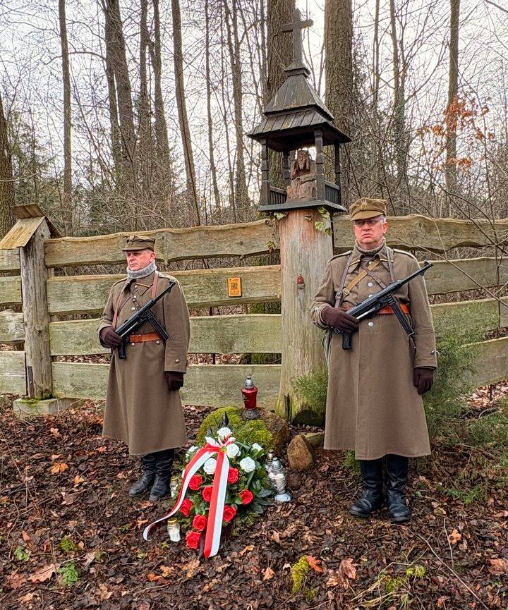 Warta honorowa pod Kapliczką Łagierników