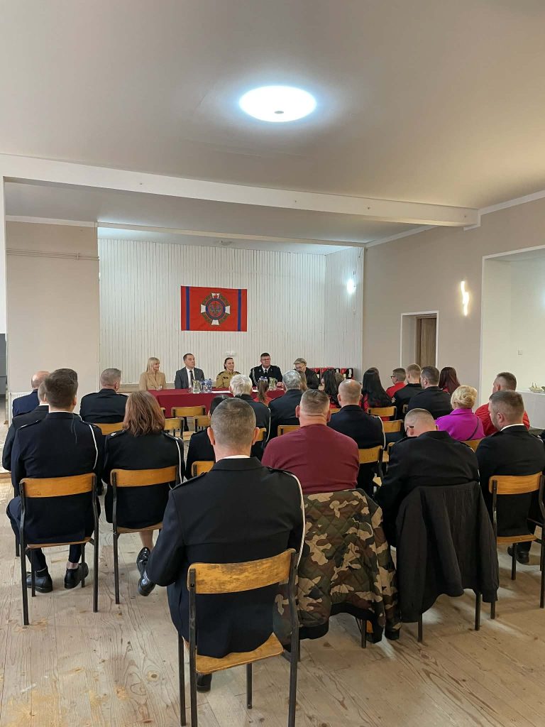 Widok z tyłu na uczestników zebrania