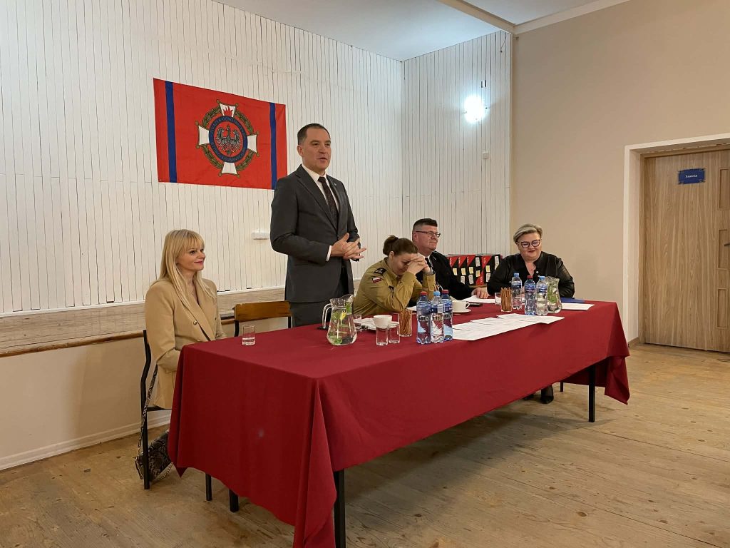 Wójt Gminy Radziejowice Artur Jankowski przemawia do zebranych strażaków i gości