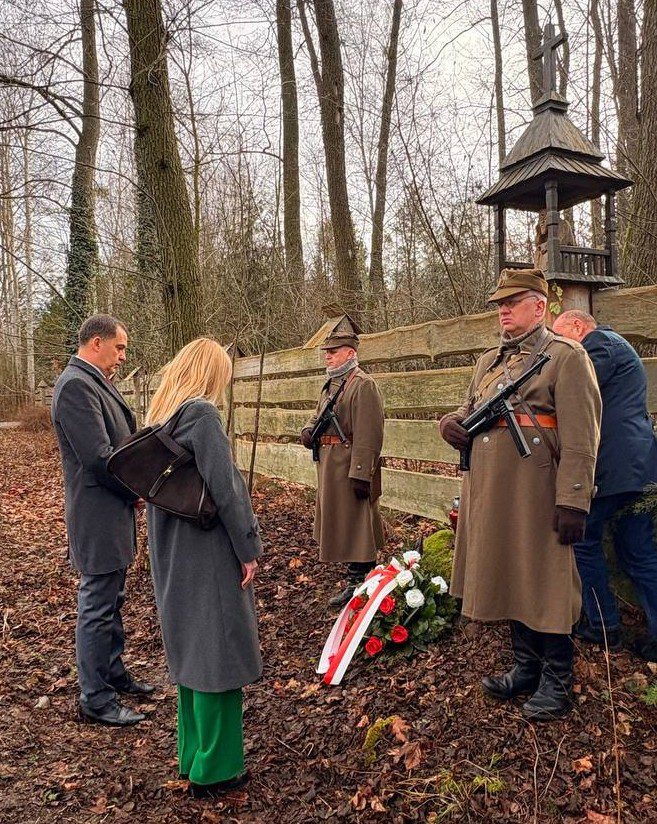 Wójt Gminy i Zastępca Wójta przed kapliczką po złożeniu wieńca