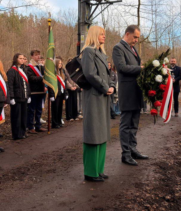 Wójt Gminy z Wieńcem i Zastępca Wójta, w tle poczet sztandarowy