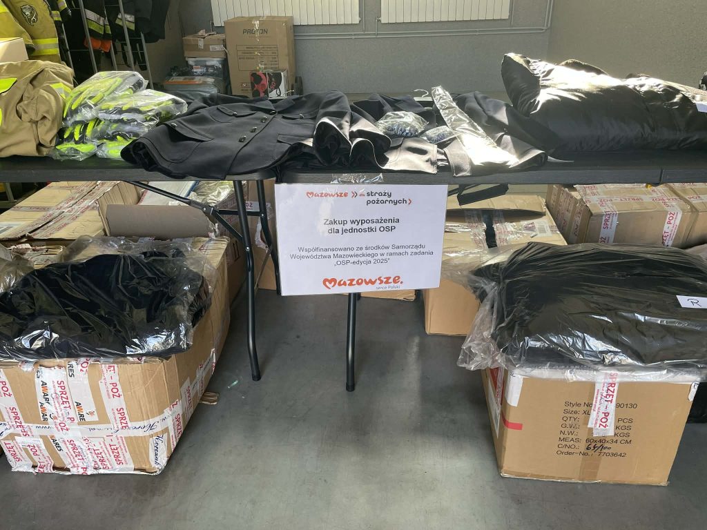 Zakupione wyposażenie z bliska wraz z tabliczka o dofinansowaniu