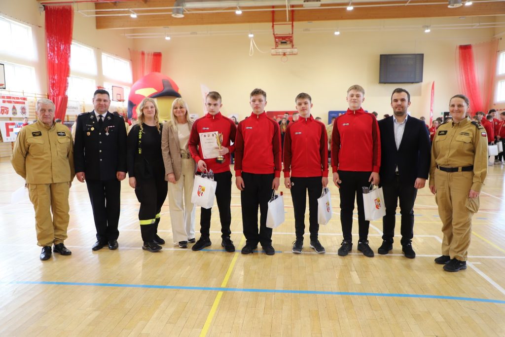 Chłopcy z MDP Radziejowice z dyplomami i nagrodami