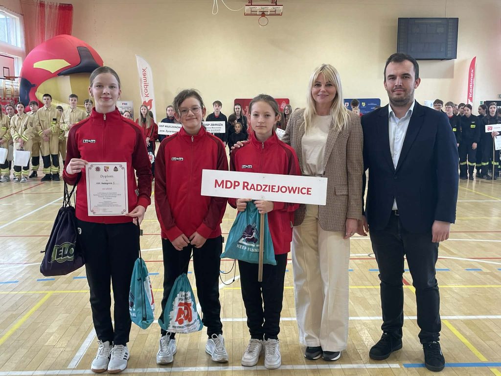 Dziewczyny z MDP Radziejowice z nagrodami