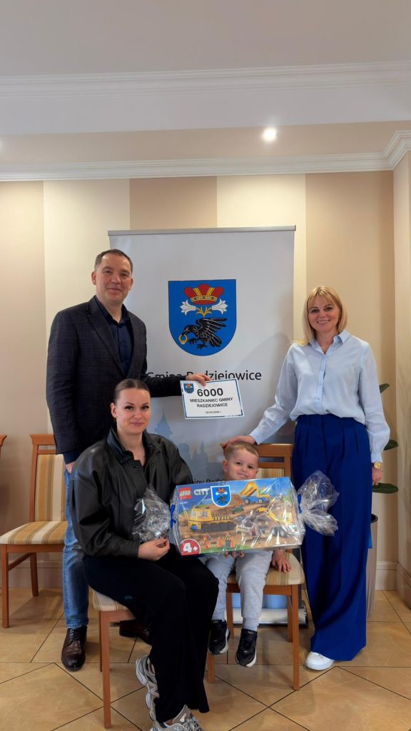 Fabian z Mamą Wójt Gminy Radziejowice i Zastepca Wójta