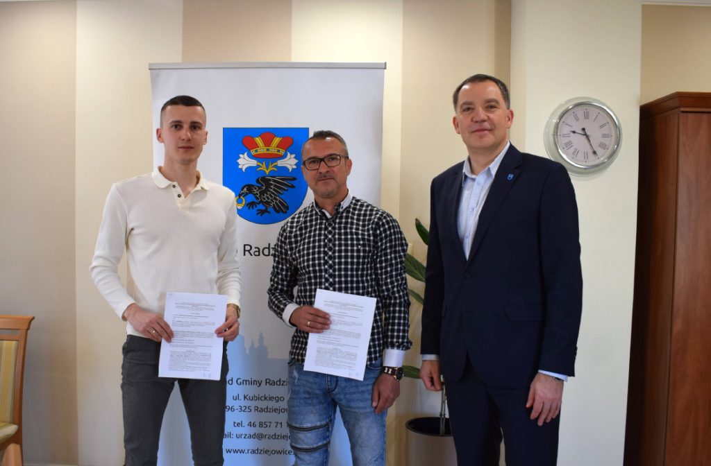 Wójt Gminy Radziejowice z przedstawicielami Ludowego Klubu Sportowego Błękitni Korytów