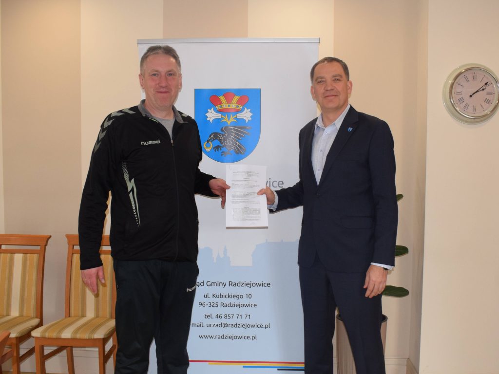 Wójt Gminy Radziejowice z przedstawicielem Klubu Sportowego UKS Radziejowice