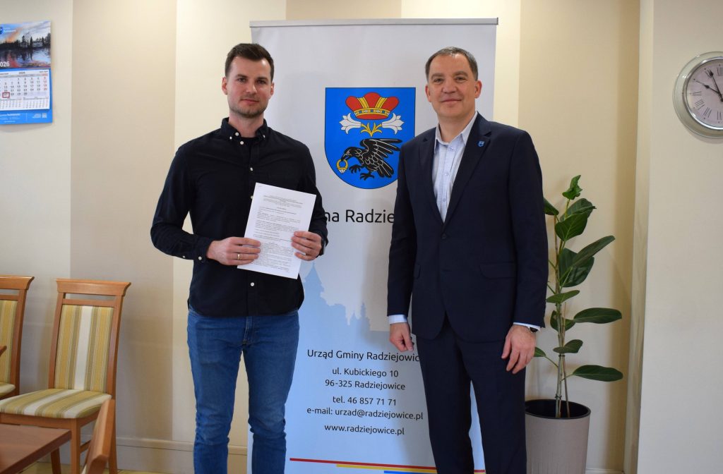 Wójt Gminy Radziejowice z przedstawicielem klubu sportowego Volley Radziejowice