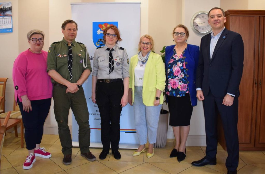 Wójt Gminy Radziejowice z przedstawicielami Koła Gospodyń i Gospodarzy Wiejskich w Korytowie, ZHP Hufiec Jaktorów i Fundacji Lwów i Kresy Południowo-Wschodnie