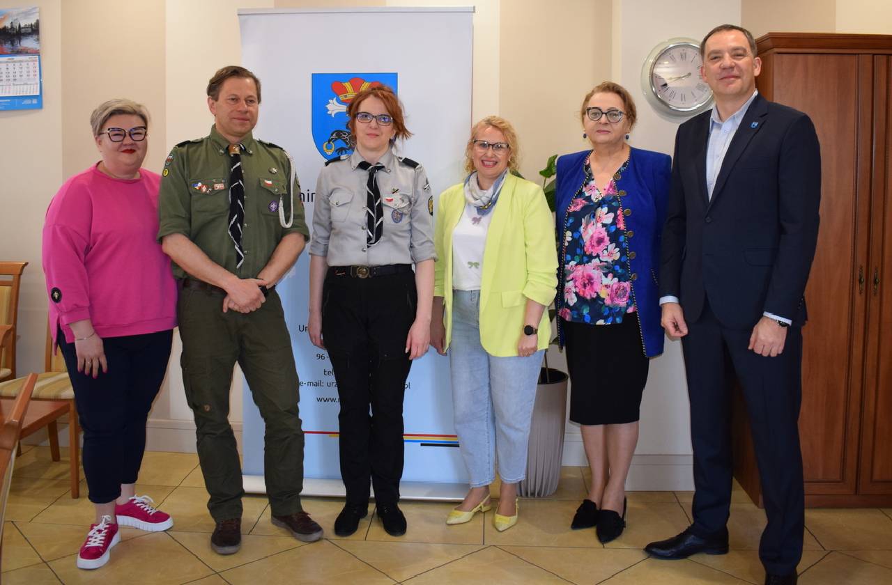 Wójt Gminy Radziejowice z przedstawicielami Koła Gospodyń i Gospodarzy Wiejskich w Korytowie, ZHP Hufiec Jaktorów i Fundacji Lwów i Kresy Południowo-Wschodnie
