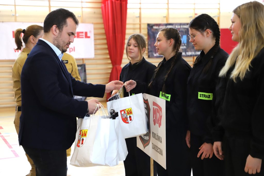 Wręczenie nagród dla dziewcząt z MDP Kuklówka Zarzeczna