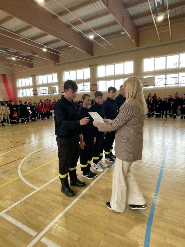 Zastępca wójta gminy wręcza dyplomy